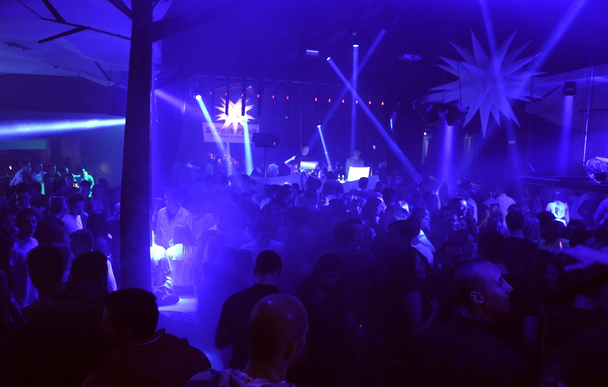 Spektar party u Aquarius klubu