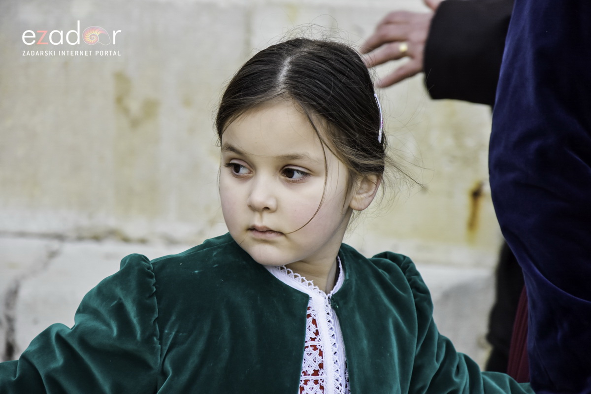 Paški zimski karneval 2018: Karnevalska povorka prošla ulicama grada do Pijace