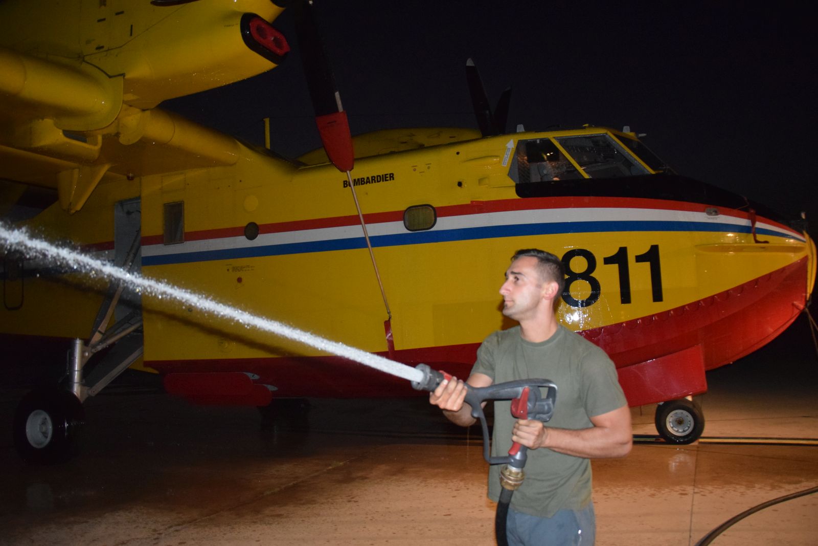 Tehničari cijelu noć pripremali avione za gašenje požara Tehničari cijelu noć pripremali avione za gašenje požara