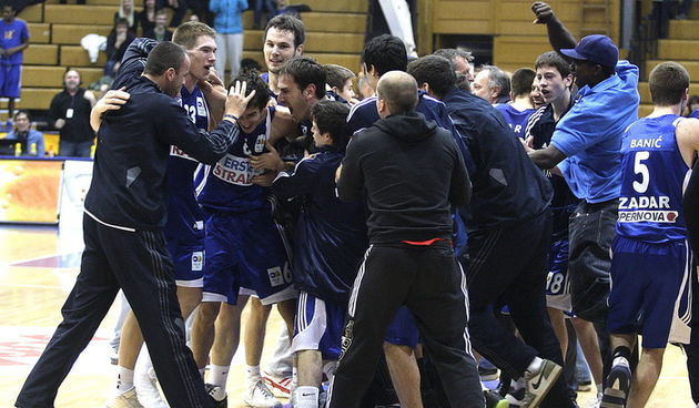 Zagreb, 311010. KC Drazen Petrovic. Zavrsni turnir Kupa Kresimir Cosic, Cedevita – Zadar. KK Zadar zbog nepodmirenih obaveza prema nekim igracima igra sa sastavom u kojem je 5 juniora i 1 kadet. Na slici: Slavlje kosarkasa Zadra nakon pobjede 83-82 nad Ce