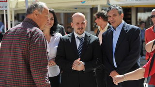 Zadar, 140513.
Ministar poduzetnistva i obrta, Gordan Maras, danas je posjetio Zadar i u drustvu SDP-ovog kandidata za gradonacelnika Ive Bilica prosetao gradom i posjetio SDP-ov stand.
Na fotografiji: Gordan Maras i Ivo Bilic.
Foto: Luka Gerlanc / CROPIX Zadar, 140513.
Ministar poduzetnistva i obrta, Gordan Maras, danas je posjetio Zadar i u drustvu SDP-ovog kandidata za gradonacelnika Ive Bilica prosetao gradom i posjetio SDP-ov stand.
Na fotografiji: Gordan Maras i Ivo Bilic.
Foto: Luka Gerlanc / CROPIX