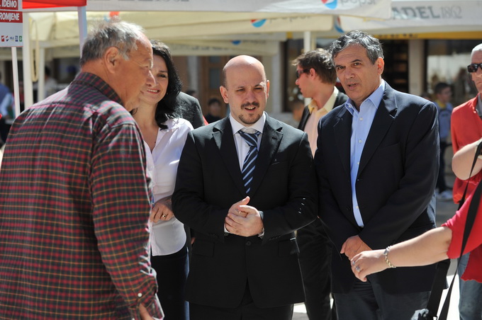 Zadar, 140513.
Ministar poduzetnistva i obrta, Gordan Maras, danas je posjetio Zadar i u drustvu SDP-ovog kandidata za gradonacelnika Ive Bilica prosetao gradom i posjetio SDP-ov stand.
Na fotografiji: Gordan Maras i Ivo Bilic.
Foto: Luka Gerlanc / CROPIX Zadar, 140513.
Ministar poduzetnistva i obrta, Gordan Maras, danas je posjetio Zadar i u drustvu SDP-ovog kandidata za gradonacelnika Ive Bilica prosetao gradom i posjetio SDP-ov stand.
Na fotografiji: Gordan Maras i Ivo Bilic.
Foto: Luka Gerlanc / CROPIX