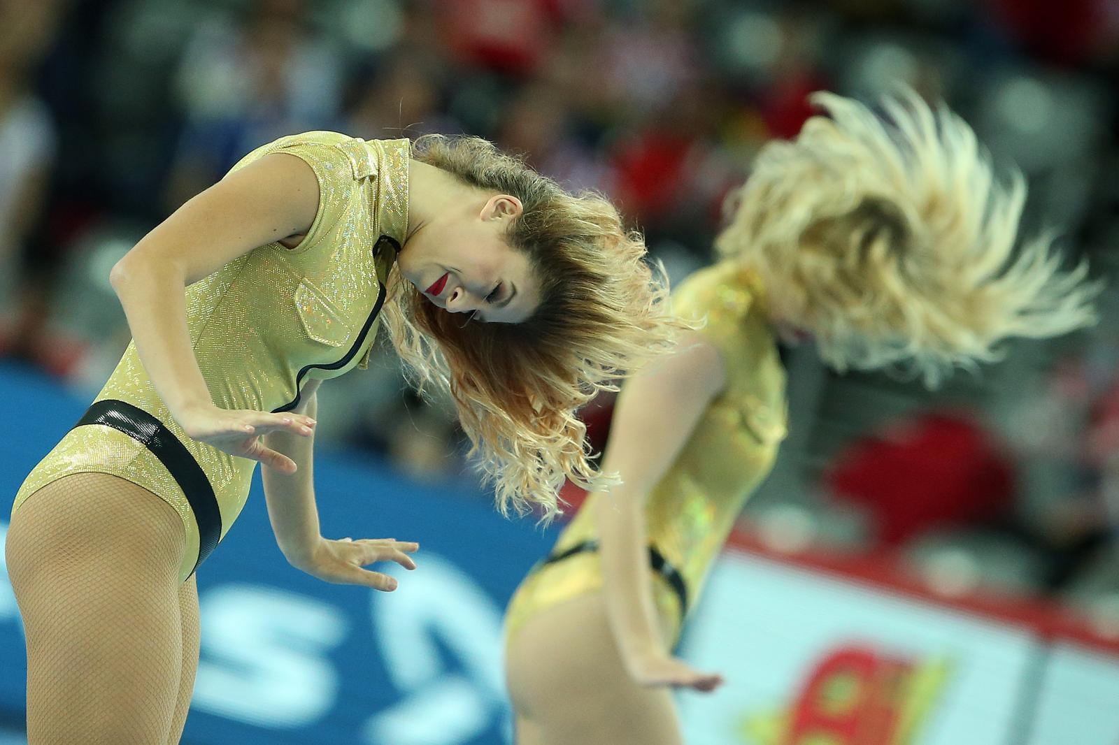 Atraktivne plesačice zagrijale atmosferu u zagrebačkoj Areni