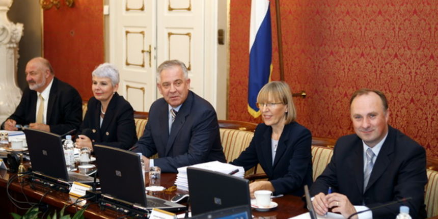 Zagreb, 020709.
Vlada Markov trg.
Redovita sjednica vlade.
Na slici: Premijer u ostavci Ivo Sanader, Jadranka Kosor, Damir Polancec.
Foto: Goran Mehkek / CROPIX Zagreb, 020709.
Vlada Markov trg.
Redovita sjednica vlade.
Na slici: Premijer u ostavci Ivo Sanader, Jadranka Kosor, Damir Polancec.
Foto: Goran Mehkek / CROPIX