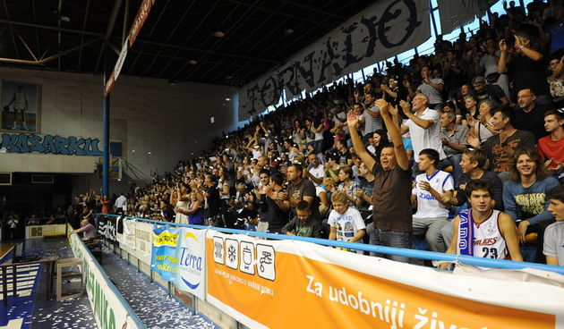 Zadar, 230912Dvorana Jazine. Humanitarna utakmica “Za Stephanie smo vratili kosarku u Jazine” na kojoj su nastupile brojne bivse zvijezde KK Zadra poput Dina Radje, Arijana Komazeca, Gordana Giriceka i drugih.Na fotografiji: detalj s dogadjajaFoto: Lu