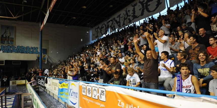 Zadar, 230912Dvorana Jazine. Humanitarna utakmica “Za Stephanie smo vratili kosarku u Jazine” na kojoj su nastupile brojne bivse zvijezde KK Zadra poput Dina Radje, Arijana Komazeca, Gordana Giriceka i drugih.Na fotografiji: detalj s dogadjajaFoto: Lu Zadar, 230912Dvorana Jazine. Humanitarna utakmica “Za Stephanie smo vratili kosarku u Jazine” na kojoj su nastupile brojne bivse zvijezde KK Zadra poput Dina Radje, Arijana Komazeca, Gordana Giriceka i drugih.Na fotografiji: detalj s dogadjajaFoto: Lu