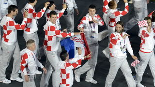 London, 270712.
Olimpijski stadion.
Svecano otvaranje Olimpijskih Igra u Londonu.
Na fotografiji: hrvatski sportasi u defileu, rukometni golman Venio Losert nosi zastavu.
Foto: Drago Sopta / CROPIX