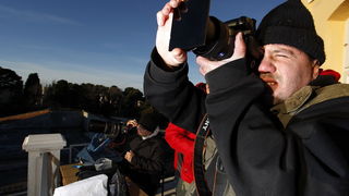 Pula,040111.
Djelomicna pomracina sunca mogla se vidjeti iz cijele hrvatske. Puljani su ovaj rijetki prizor uz zastitu filtera promatrali i fotografirali sa Pulske zvjezdarnice na monte zaru.
Foto: Srecko Niketic / CROPIX