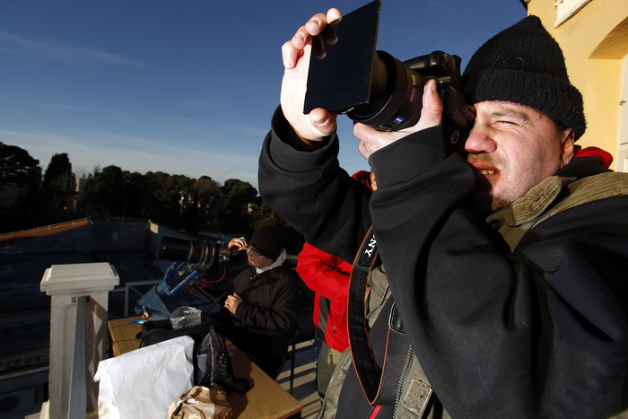 Pula,040111.
Djelomicna pomracina sunca mogla se vidjeti iz cijele hrvatske. Puljani su ovaj rijetki prizor uz zastitu filtera promatrali i fotografirali sa Pulske zvjezdarnice na monte zaru.
Foto: Srecko Niketic / CROPIX