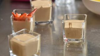 Zadar – Na prezentaciji u Impact centru Kuhar Renato Kraljev pripremao je zajedno s ucenicima tri slana i tri slatka jela s jagodama. Projektom se zeli povecati interes za uzgoj i konzumaciju jagoda u Zadarskoj zupaniji. Photo: Dino Stanin/PIXSELL Autor