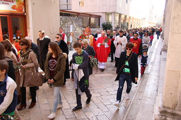 Cvjetnica 20. ožujka 2016: Nakon blagoslova maslinovih grančica, nadbisku Želimir Puljić predvodio je procesiju do katedrale sv. Stošije gdje je služio misno slavlje na kojem se pjevala Muka našeg Gospodina Cvjetnica 20. ožujka 2016: Nakon blagoslova maslinovih grančica, nadbisku Želimir Puljić predvodio je procesiju do katedrale sv. Stošije gdje je služio misno slavlje na kojem se pjevala Muka našeg Gospodina