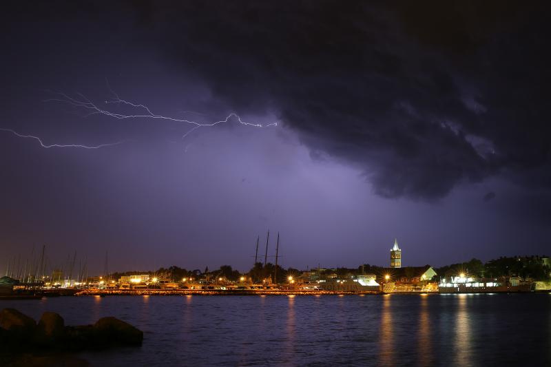 U ranim jutarnjim satima, noćas oko 1.30 satima zadarsko područje pogodilo je nevrijeme s jakim pljuskom praćeno munjama i grmljavinom. Photo: Filip Brala/PIXSELL U ranim jutarnjim satima, noćas oko 1.30 satima zadarsko područje pogodilo je nevrijeme s jakim pljuskom praćeno munjama i grmljavinom. Photo: Filip Brala/PIXSELL