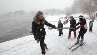 Split, 030212.
Nakon nekoliko godina, danima najavljivan snijeg pao je i na Splitskom podrucju. Iako je bio najavljen, Splicani nisu bili spremni na bijeli pokrivac, te im je on uz snaznu buru otezavao svakodnevni zivot. Gradski autobusi ne voze a skole, Split, 030212.
Nakon nekoliko godina, danima najavljivan snijeg pao je i na Splitskom podrucju. Iako je bio najavljen, Splicani nisu bili spremni na bijeli pokrivac, te im je on uz snaznu buru otezavao svakodnevni zivot. Gradski autobusi ne voze a skole,