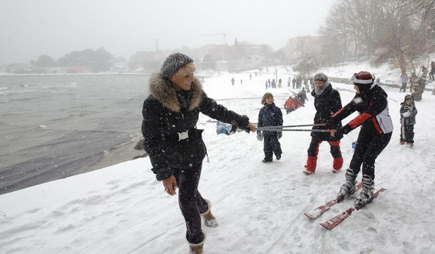 Split, 030212.
Nakon nekoliko godina, danima najavljivan snijeg pao je i na Splitskom podrucju. Iako je bio najavljen, Splicani nisu bili spremni na bijeli pokrivac, te im je on uz snaznu buru otezavao svakodnevni zivot. Gradski autobusi ne voze a skole,