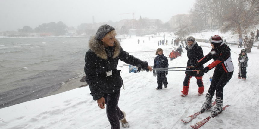 Split, 030212.
Nakon nekoliko godina, danima najavljivan snijeg pao je i na Splitskom podrucju. Iako je bio najavljen, Splicani nisu bili spremni na bijeli pokrivac, te im je on uz snaznu buru otezavao svakodnevni zivot. Gradski autobusi ne voze a skole, Split, 030212.
Nakon nekoliko godina, danima najavljivan snijeg pao je i na Splitskom podrucju. Iako je bio najavljen, Splicani nisu bili spremni na bijeli pokrivac, te im je on uz snaznu buru otezavao svakodnevni zivot. Gradski autobusi ne voze a skole,