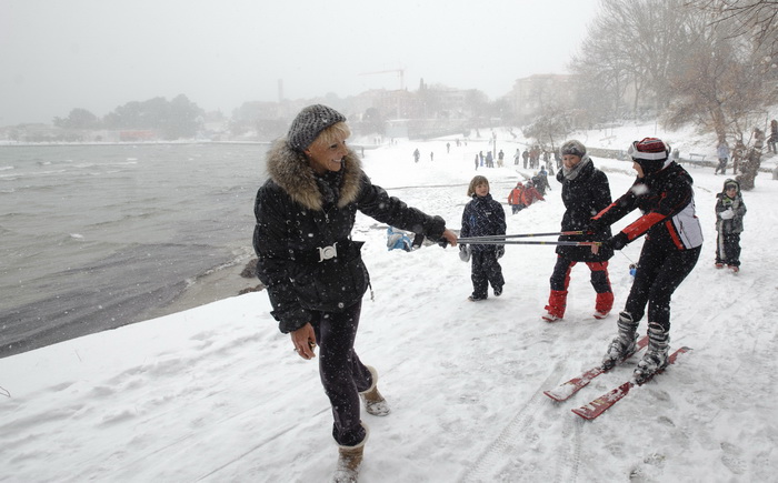 Split, 030212.
Nakon nekoliko godina, danima najavljivan snijeg pao je i na Splitskom podrucju. Iako je bio najavljen, Splicani nisu bili spremni na bijeli pokrivac, te im je on uz snaznu buru otezavao svakodnevni zivot. Gradski autobusi ne voze a skole, Split, 030212.
Nakon nekoliko godina, danima najavljivan snijeg pao je i na Splitskom podrucju. Iako je bio najavljen, Splicani nisu bili spremni na bijeli pokrivac, te im je on uz snaznu buru otezavao svakodnevni zivot. Gradski autobusi ne voze a skole,