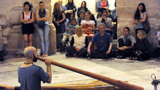 Zadar, 300510.
Veceras je u u crkvi Sv. Donata u sklopu projekta “Dolazak u bastinu” gostovao Dubravko Lapaine svirac didgeridooa, najstarijeg puhaceg instrumenta porijeklom iz Australije.
Foto: Andrija Lucic / Cropix Zadar, 300510.
Veceras je u u crkvi Sv. Donata u sklopu projekta “Dolazak u bastinu” gostovao Dubravko Lapaine svirac didgeridooa, najstarijeg puhaceg instrumenta porijeklom iz Australije.
Foto: Andrija Lucic / Cropix