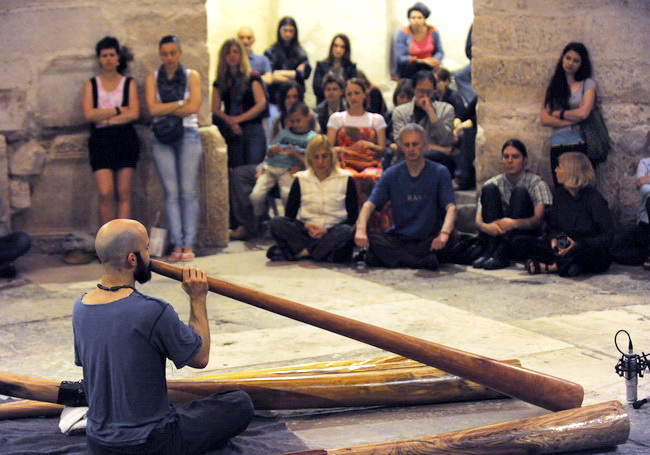 Zadar, 300510.
Veceras je u u crkvi Sv. Donata u sklopu projekta “Dolazak u bastinu” gostovao Dubravko Lapaine svirac didgeridooa, najstarijeg puhaceg instrumenta porijeklom iz Australije.
Foto: Andrija Lucic / Cropix Zadar, 300510.
Veceras je u u crkvi Sv. Donata u sklopu projekta “Dolazak u bastinu” gostovao Dubravko Lapaine svirac didgeridooa, najstarijeg puhaceg instrumenta porijeklom iz Australije.
Foto: Andrija Lucic / Cropix