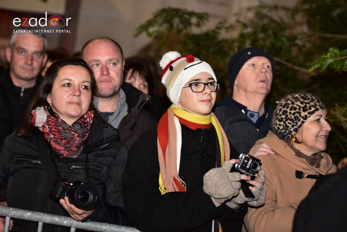 Tisuće Zadrana uživalo na krcatom Narodnom trgu i Tgu Petra Zoranića uz Tomislava Bralića i klapu Intrade Tisuće Zadrana uživalo na krcatom Narodnom trgu i Tgu Petra Zoranića uz Tomislava Bralića i klapu Intrade
