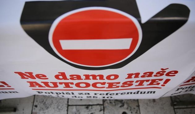 Zadar – Prikupljanje potpisa za referendum o monetizaciji autocesta na Narodnom trgu. Photo: Filip Brala/PIXSELL