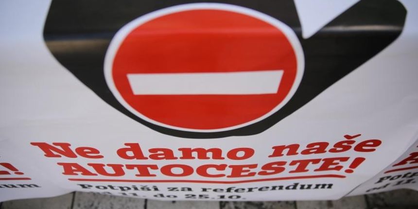 Zadar – Prikupljanje potpisa za referendum o monetizaciji autocesta na Narodnom trgu. Photo: Filip Brala/PIXSELL Zadar – Prikupljanje potpisa za referendum o monetizaciji autocesta na Narodnom trgu. Photo: Filip Brala/PIXSELL