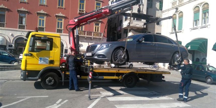 Pauk diže auto Pauk diže auto