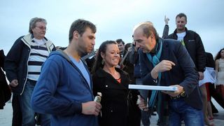 04.04.2014., Zadar – Australac Jason Grdovich zaprosio je svoju djevojku na Morskim Orguljama nakon devet godina veze, a cinu su svjedocili popularni pjevac Mladen Grdovic, gradonacelnik Bozidar Kalmeta, predsjednik zadarske TZ Zvonko Supe te mnogi medi