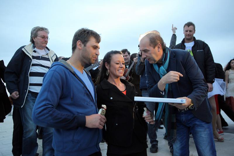 04.04.2014., Zadar – Australac Jason Grdovich zaprosio je svoju djevojku na Morskim Orguljama nakon devet godina veze, a cinu su svjedocili popularni pjevac Mladen Grdovic, gradonacelnik Bozidar Kalmeta, predsjednik zadarske TZ Zvonko Supe te mnogi medi