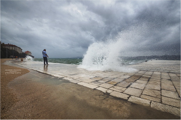 Lom valova na zadarskoj rivi 7. studenog 2014.  Foto: Marin Pitton