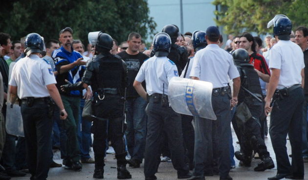 Siroki brijeg, 041009. Neredi prije utakmice BiH Premierlige u Sirokom Brijegu. Navijaci klubova Sarajevo i Siroki Brijeg su se zestoko sukobili, pri cemu je ubijen jedan navijac Sarajeva te je vise osoba zadobilo mnogobrojne ozlijede. Poslije svega dones