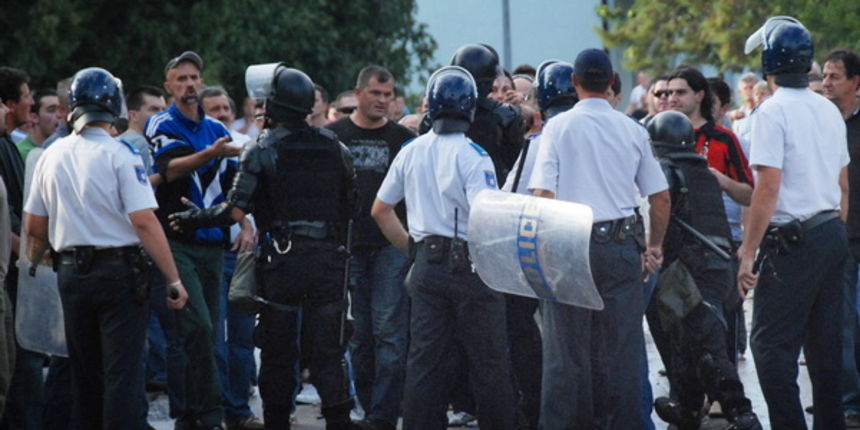 Siroki brijeg, 041009. Neredi prije utakmice BiH Premierlige u Sirokom Brijegu. Navijaci klubova Sarajevo i Siroki Brijeg su se zestoko sukobili, pri cemu je ubijen jedan navijac Sarajeva te je vise osoba zadobilo mnogobrojne ozlijede. Poslije svega dones Siroki brijeg, 041009. Neredi prije utakmice BiH Premierlige u Sirokom Brijegu. Navijaci klubova Sarajevo i Siroki Brijeg su se zestoko sukobili, pri cemu je ubijen jedan navijac Sarajeva te je vise osoba zadobilo mnogobrojne ozlijede. Poslije svega dones