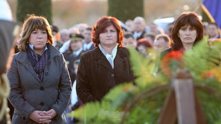 Skabrnja, 181111.
20. obljetnica stradanja Skabrnje. U Skabrnji je uz govore na trgu ispred crkve odrzano i polaganje vijenaca na groblju.
Na slici: polozile su vijenac i iz udruge udovica domovinskog rata.
Foto: Andrija Lucic / CROPIX Skabrnja, 181111.
20. obljetnica stradanja Skabrnje. U Skabrnji je uz govore na trgu ispred crkve odrzano i polaganje vijenaca na groblju.
Na slici: polozile su vijenac i iz udruge udovica domovinskog rata.
Foto: Andrija Lucic / CROPIX