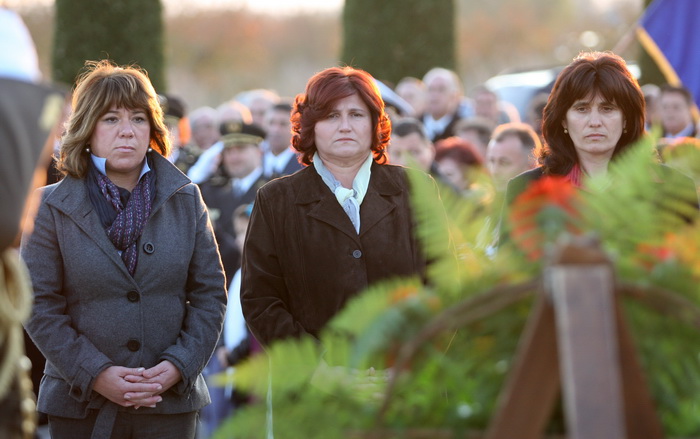 Skabrnja, 181111.
20. obljetnica stradanja Skabrnje. U Skabrnji je uz govore na trgu ispred crkve odrzano i polaganje vijenaca na groblju.
Na slici: polozile su vijenac i iz udruge udovica domovinskog rata.
Foto: Andrija Lucic / CROPIX Skabrnja, 181111.
20. obljetnica stradanja Skabrnje. U Skabrnji je uz govore na trgu ispred crkve odrzano i polaganje vijenaca na groblju.
Na slici: polozile su vijenac i iz udruge udovica domovinskog rata.
Foto: Andrija Lucic / CROPIX