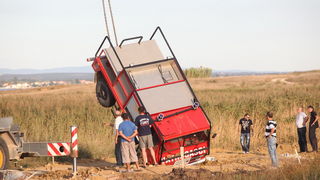 Zadar, 020910.
U 15.05 sati zupanijski Vatrogasno-operativni centar zaprimio je dojavu o pozaru u Sabunikama.
Na teren su upuceni pripadnici DVD-a Privlaka, koji su vatrogasnim vozilom upali u jamu. Vlasnik zemljista iskopao je jamu, a poslije ju je  “zak