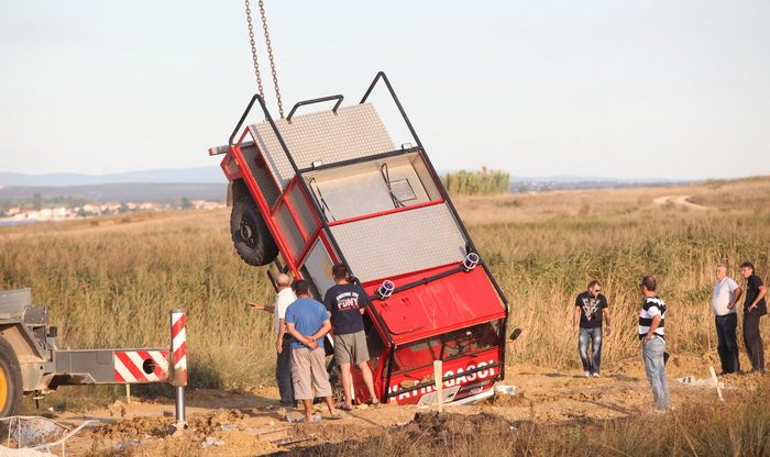 Zadar, 020910.
U 15.05 sati zupanijski Vatrogasno-operativni centar zaprimio je dojavu o pozaru u Sabunikama.
Na teren su upuceni pripadnici DVD-a Privlaka, koji su vatrogasnim vozilom upali u jamu. Vlasnik zemljista iskopao je jamu, a poslije ju je  “zak
