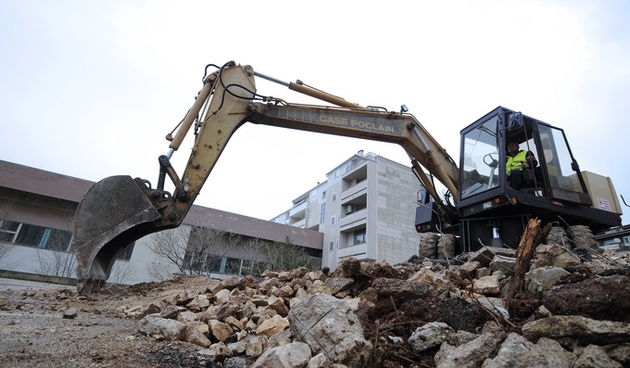 Sibenik, 120213.Bager, bespravna gradnja. Gradonacelnik Ante Zupanovic otvorio je radove koji ce uredit okolis spomenika Drazenu Petrovicu na Baldekinu.Na fotografiji bager uredjuje okolis.Foto: Niksa Stipanicev / CROPIX