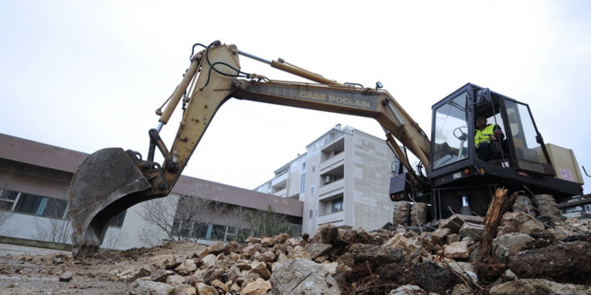 Sibenik, 120213.Bager, bespravna gradnja. Gradonacelnik Ante Zupanovic otvorio je radove koji ce uredit okolis spomenika Drazenu Petrovicu na Baldekinu.Na fotografiji bager uredjuje okolis.Foto: Niksa Stipanicev / CROPIX Sibenik, 120213.Bager, bespravna gradnja. Gradonacelnik Ante Zupanovic otvorio je radove koji ce uredit okolis spomenika Drazenu Petrovicu na Baldekinu.Na fotografiji bager uredjuje okolis.Foto: Niksa Stipanicev / CROPIX