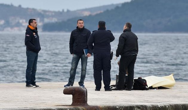 22.03.2015., Zadar – Na rivi u neposrednoj blizini gata, policija je nakon dojave gradjana iz mora izvukla tijelo muskarca. U izvlacenju su sudjelovali djelatnici vatrogasne postrojbe. Ocevid je u tijeku. Photo: Dino Stanin/PIXSELL