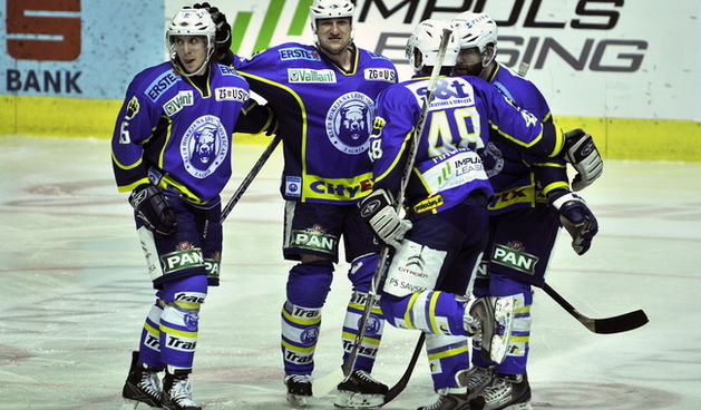Zagreb, 280210. Ledena dvorana Doma sportova. Utakmica hokeja na ledu KHL Medvescak i  Moser Medical Graz 99ers. Na slici: Slavlje igraca Medvescaka nakon pogotka. Foto: Boris Kovacev / CROPIX