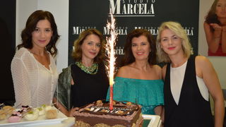 Da je čokolada omiljena svima već je dobro poznato no glumice Ecija Ojdanić, Sanja Vejnović, Ana Vilenica i Ana Begić posebno su uživale u slasticama na proslavi rođendana Studia Marcela međusobno prepričavajući dogodovštine sa seta. Da je čokolada omiljena svima već je dobro poznato no glumice Ecija Ojdanić, Sanja Vejnović, Ana Vilenica i Ana Begić posebno su uživale u slasticama na proslavi rođendana Studia Marcela međusobno prepričavajući dogodovštine sa seta.