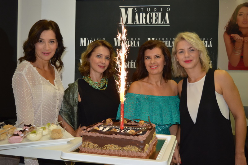 Da je čokolada omiljena svima već je dobro poznato no glumice Ecija Ojdanić, Sanja Vejnović, Ana Vilenica i Ana Begić posebno su uživale u slasticama na proslavi rođendana Studia Marcela međusobno prepričavajući dogodovštine sa seta. Da je čokolada omiljena svima već je dobro poznato no glumice Ecija Ojdanić, Sanja Vejnović, Ana Vilenica i Ana Begić posebno su uživale u slasticama na proslavi rođendana Studia Marcela međusobno prepričavajući dogodovštine sa seta.