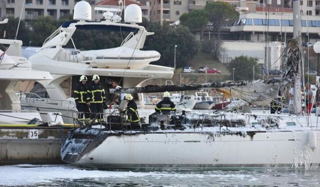 Prema nesluzbenim informacijama eksplozija motora na gliseru koji je plovio tik uz Tehnomotovu marinu uzrok je zapaljenju glisera i luksuzne jedrilice koja je bila na vezu u marini. Photo: Dusko Marusic/PIXSELL