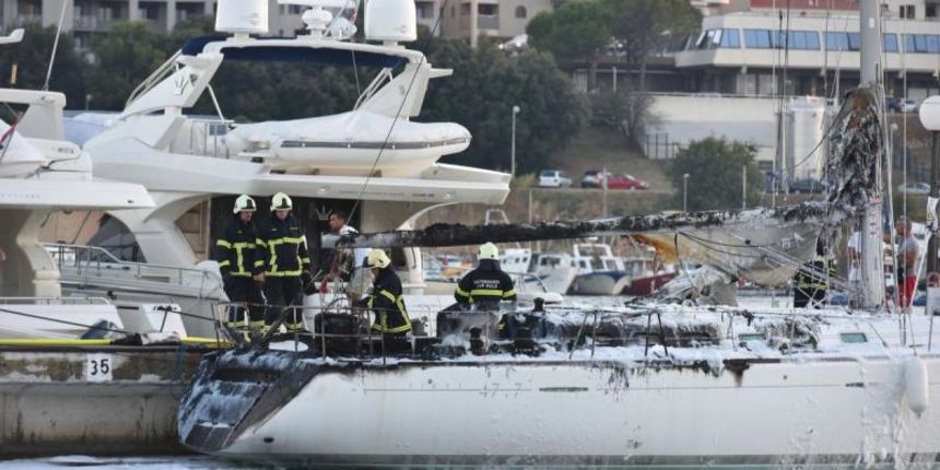 Prema nesluzbenim informacijama eksplozija motora na gliseru koji je plovio tik uz Tehnomotovu marinu uzrok je zapaljenju glisera i luksuzne jedrilice koja je bila na vezu u marini. Photo: Dusko Marusic/PIXSELL