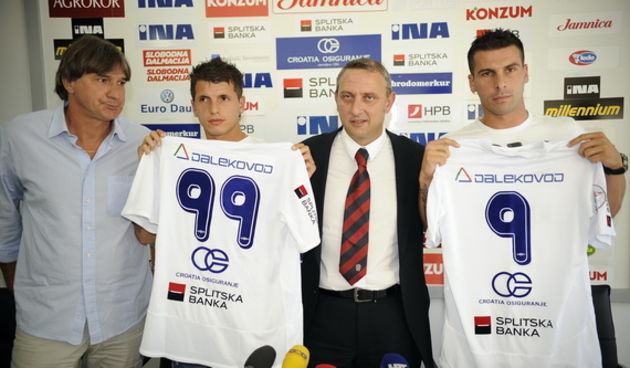 Split, 130809.
Danas su u prostorijama NK Hajduk u Poljudu nogometni transfer iz Rijeke u Hajduk potpisali braca Ahmad i Anas Sharbini.
Na fotografiji: Ivica Surjak , Anas Sharbini , predsjednik Hajduka Josko Svagusa i Ahmad Sharbini.
Foto: Josko Ponos /