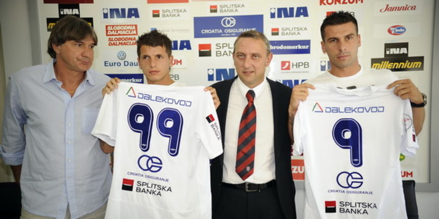 Split, 130809.
Danas su u prostorijama NK Hajduk u Poljudu nogometni transfer iz Rijeke u Hajduk potpisali braca Ahmad i Anas Sharbini.
Na fotografiji: Ivica Surjak , Anas Sharbini , predsjednik Hajduka Josko Svagusa i Ahmad Sharbini.
Foto: Josko Ponos / Split, 130809.
Danas su u prostorijama NK Hajduk u Poljudu nogometni transfer iz Rijeke u Hajduk potpisali braca Ahmad i Anas Sharbini.
Na fotografiji: Ivica Surjak , Anas Sharbini , predsjednik Hajduka Josko Svagusa i Ahmad Sharbini.
Foto: Josko Ponos /