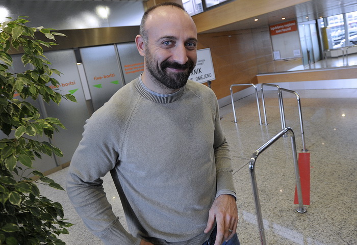 Ljubljana, 071110.
Danas je na ljubljansku zracnu luku Brnik stigao glumac Halit Ergenc poznatiji kao Onur iz sapunice 1001 noc. Stigao je avionom Turkisch airlinesa iz Istanbula.
Na slici: glumac Halit Ergenc.
Foto: Sime Sokota / CROPIX Ljubljana, 071110.
Danas je na ljubljansku zracnu luku Brnik stigao glumac Halit Ergenc poznatiji kao Onur iz sapunice 1001 noc. Stigao je avionom Turkisch airlinesa iz Istanbula.
Na slici: glumac Halit Ergenc.
Foto: Sime Sokota / CROPIX