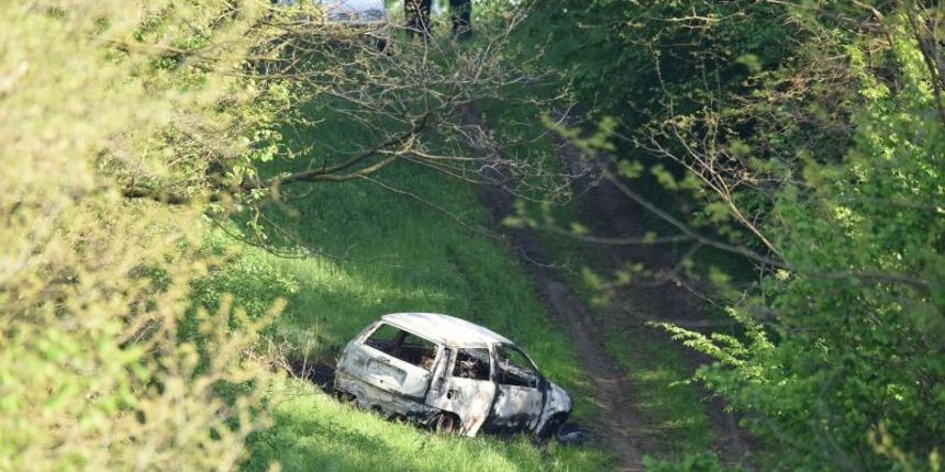 Izgorjeli automobil u šumi