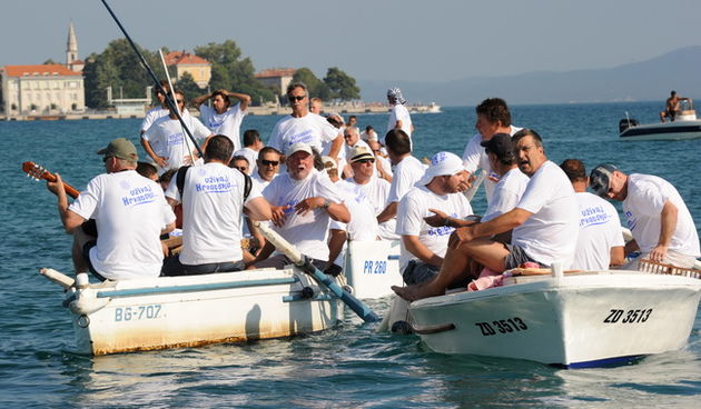 Zadar, 220710.
Danas popodne ukrcali su se na kaice preko stotinu zadarskih pjevaca, klapasa i mnogih drugih i uz pjesmu obilazili zadarske plaze na Uskoku i Puntamiki. Tako su promovirali zadarski turizam. Ideja je potekla od Erika Pavina poznatog zadars