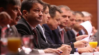 Zadar, 141010.
Danas se u Zadru sastao Izvrsni odbor Hrvatske zajednice zupanija na kojoj je predstavljen Okvirni prijedlog teritorijalnog ustroja Hrvatske.
Na fotografiji : clanovi izvrsnog odbora na sastanku.
Foto: Vladimir Ivanov / CROPIX Zadar, 141010.
Danas se u Zadru sastao Izvrsni odbor Hrvatske zajednice zupanija na kojoj je predstavljen Okvirni prijedlog teritorijalnog ustroja Hrvatske.
Na fotografiji : clanovi izvrsnog odbora na sastanku.
Foto: Vladimir Ivanov / CROPIX