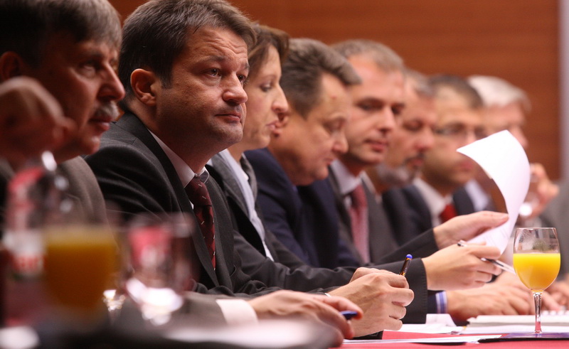 Zadar, 141010.
Danas se u Zadru sastao Izvrsni odbor Hrvatske zajednice zupanija na kojoj je predstavljen Okvirni prijedlog teritorijalnog ustroja Hrvatske.
Na fotografiji : clanovi izvrsnog odbora na sastanku.
Foto: Vladimir Ivanov / CROPIX Zadar, 141010.
Danas se u Zadru sastao Izvrsni odbor Hrvatske zajednice zupanija na kojoj je predstavljen Okvirni prijedlog teritorijalnog ustroja Hrvatske.
Na fotografiji : clanovi izvrsnog odbora na sastanku.
Foto: Vladimir Ivanov / CROPIX